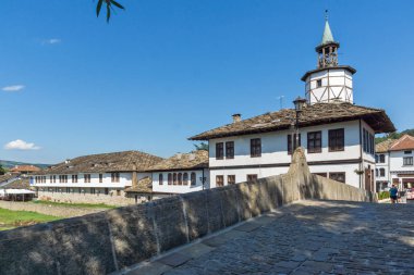 Tryavna, Bulgaristan - 6 Temmuz 2018: Tarihi şehir Tryavna, Gabrovo Bölgesi, Bulgaristan ortasındaki Garbaviat (kambur) Köprüsü ve Ortaçağ Saat Kulesi