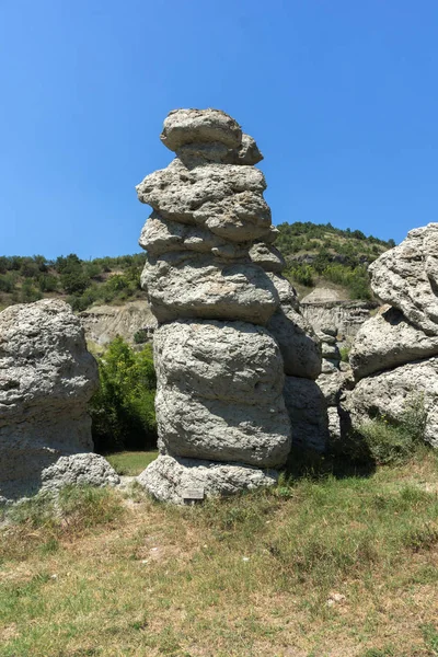 マケドニア共和国の Kratovo の町の近くの Kuklica の石町岩のある風景します — ストック写真