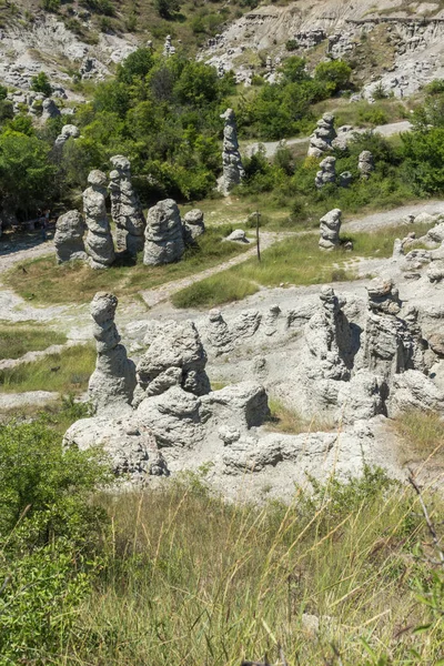 マケドニア共和国の Kratovo の町の近くの Kuklica の石町岩のある風景します — ストック写真