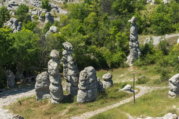 マケドニア共和国の Kratovo の町の近くの Kuklica の石町岩のある風景します — ストック写真