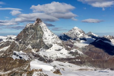 Mount Matterhorn kış manzarası inanılmaz bulutlar, Valais Canton, Alpler, İsviçre ile kaplı 