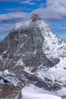 Mount Matterhorn kış manzarası inanılmaz bulutlar, Valais Canton, Alpler, İsviçre ile kaplı 