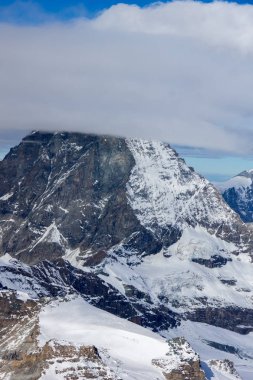 Mount Matterhorn kış manzarası inanılmaz bulutlar, Valais Canton, Alpler, İsviçre ile kaplı 