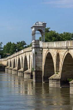 Edirne şehir, Doğu Trakya, Türkiye'de Meriç Nehri üzerinden Osmanlı İmparatorluğu döneminden Ortaçağ Köprüsü