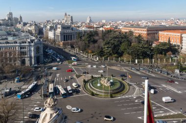 Madrid, İspanya - 24 Ocak 2018: Panoramik teras Kibele Sarayı (Palacio de Cibeles), Madrid, İspanya