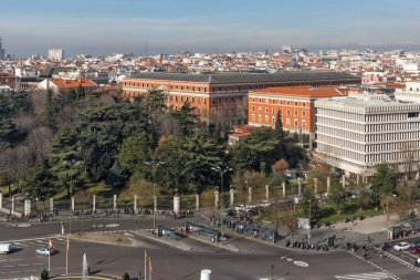 Madrid, İspanya - 24 Ocak 2018: Panoramik teras Kibele Sarayı (Palacio de Cibeles), Madrid, İspanya