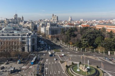 Madrid, İspanya - 24 Ocak 2018: Panoramik teras Kibele Sarayı (Palacio de Cibeles), Madrid, İspanya