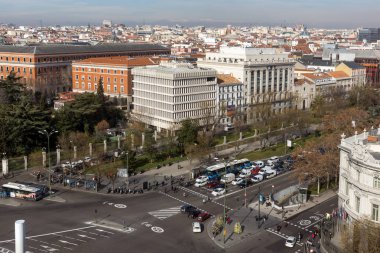 Madrid, İspanya - 24 Ocak 2018: Panoramik teras Kibele Sarayı (Palacio de Cibeles), Madrid, İspanya