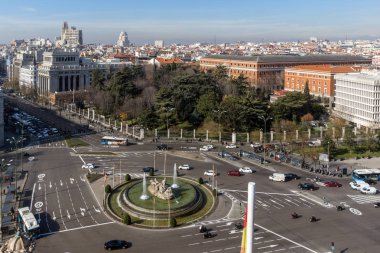Madrid, İspanya - 24 Ocak 2018: Panoramik teras Kibele Sarayı (Palacio de Cibeles), Madrid, İspanya