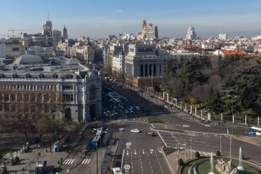 Madrid, İspanya - 24 Ocak 2018: Panoramik teras Kibele Sarayı (Palacio de Cibeles), Madrid, İspanya