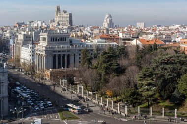 Madrid, İspanya - 24 Ocak 2018: Panoramik teras Kibele Sarayı (Palacio de Cibeles), Madrid, İspanya