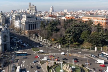 Madrid, İspanya - 24 Ocak 2018: Panoramik teras Kibele Sarayı (Palacio de Cibeles), Madrid, İspanya