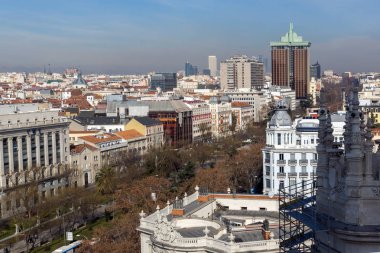 Madrid, İspanya - 24 Ocak 2018: Panoramik teras Kibele Sarayı (Palacio de Cibeles), Madrid, İspanya