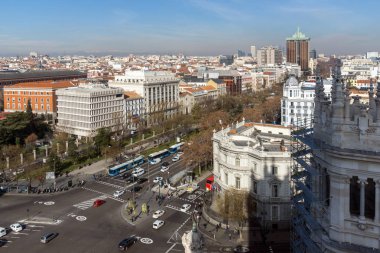 Madrid, İspanya - 24 Ocak 2018: Panoramik teras Kibele Sarayı (Palacio de Cibeles), Madrid, İspanya
