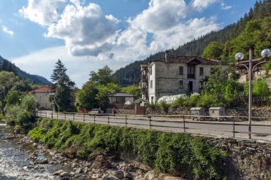 Shiroka Laka, Bulgaristan - 14 Ağustos 2018: Eski evleri, tarihi şehir, Shiroka Laka, Paşmaklı bölge, Bulgaristan