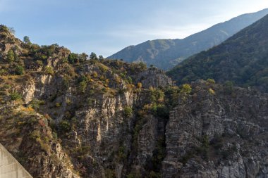 Şaşırtıcı sonbahar ladscape orman çevresinde Krichim depo, Rodop dağ, Bulgaristan