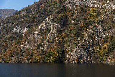 Sonbahar ladscape baraj Krichim depo, Rodop dağ, Plovdiv Bölge, Bulgaristan