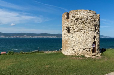 Nessebar, Bulgaristan - 12 Ağustos 2018: Harabeleri, antik savaş Kulesi eski kasaba Nessebar, Burgaz bölge, Bulgaristan