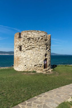 Nessebar, Bulgaristan - 12 Ağustos 2018: Harabeleri, antik savaş Kulesi eski kasaba Nessebar, Burgaz bölge, Bulgaristan