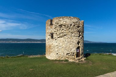 Nessebar, Bulgaristan - 12 Ağustos 2018: Harabeleri, antik savaş Kulesi eski kasaba Nessebar, Burgaz bölge, Bulgaristan