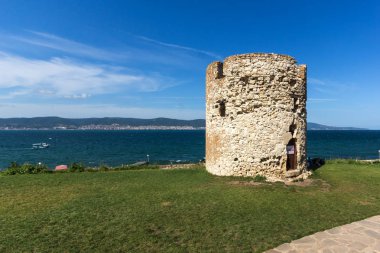 Nessebar, Bulgaristan - 12 Ağustos 2018: Harabeleri, antik savaş Kulesi eski kasaba Nessebar, Burgaz bölge, Bulgaristan