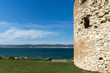 Nessebar, Bulgaristan - 12 Ağustos 2018: Harabeleri, antik savaş Kulesi eski kasaba Nessebar, Burgaz bölge, Bulgaristan