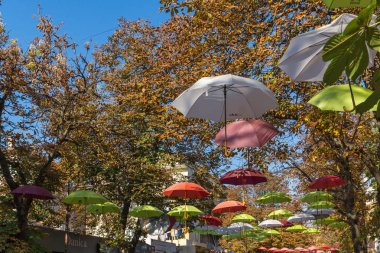 Yukarı Cuma, Bulgaristan - 6 Ekim 2018: Merkezi ve yaya kasaba Blagoevgrad, Bulgaristan şemsiye ile kaplı sokak