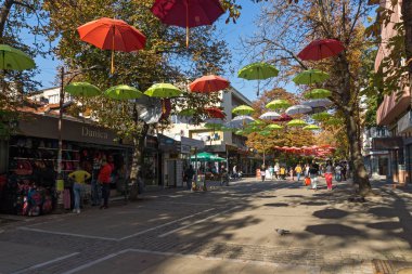 Yukarı Cuma, Bulgaristan - 6 Ekim 2018: Merkezi ve yaya kasaba Blagoevgrad, Bulgaristan şemsiye ile kaplı sokak