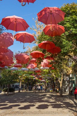 Yukarı Cuma, Bulgaristan - 6 Ekim 2018: Merkezi ve yaya kasaba Blagoevgrad, Bulgaristan şemsiye ile kaplı sokak