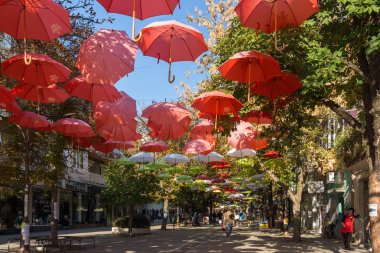 Yukarı Cuma, Bulgaristan - 6 Ekim 2018: Merkezi ve yaya kasaba Blagoevgrad, Bulgaristan şemsiye ile kaplı sokak