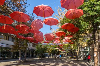 Yukarı Cuma, Bulgaristan - 6 Ekim 2018: Merkezi ve yaya kasaba Blagoevgrad, Bulgaristan şemsiye ile kaplı sokak