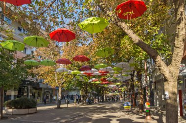 Yukarı Cuma, Bulgaristan - 6 Ekim 2018: Merkezi ve yaya kasaba Blagoevgrad, Bulgaristan şemsiye ile kaplı sokak