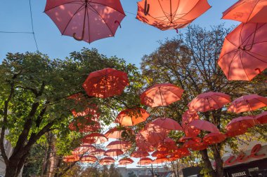 Yukarı Cuma, Bulgaristan - 6 Ekim 2018: Merkezi ve yaya kasaba Blagoevgrad, Bulgaristan şemsiye ile kaplı sokak