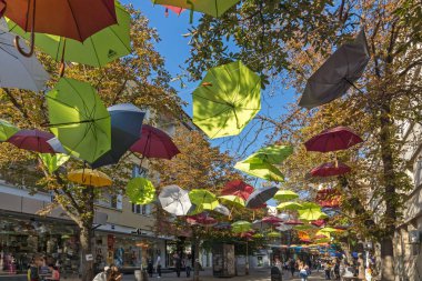 Yukarı Cuma, Bulgaristan - 6 Ekim 2018: Merkezi ve yaya kasaba Blagoevgrad, Bulgaristan şemsiye ile kaplı sokak