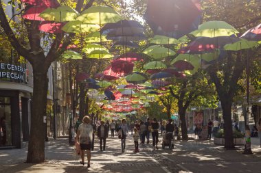 Yukarı Cuma, Bulgaristan - 6 Ekim 2018: Merkezi ve yaya kasaba Blagoevgrad, Bulgaristan şemsiye ile kaplı sokak