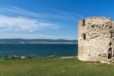 Nessebar, Bulgaristan - 12 Ağustos 2018: Harabeleri, antik savaş Kulesi eski kasaba Nessebar, Burgaz bölge, Bulgaristan