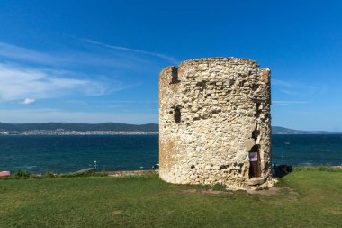 Nessebar, Bulgaristan - 12 Ağustos 2018: Harabeleri, antik savaş Kulesi eski kasaba Nessebar, Burgaz bölge, Bulgaristan