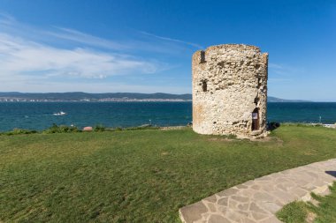 Nessebar, Bulgaristan - 12 Ağustos 2018: Harabeleri, antik savaş Kulesi eski kasaba Nessebar, Burgaz bölge, Bulgaristan