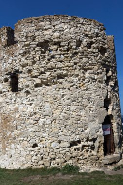 Nessebar, Bulgaristan - 12 Ağustos 2018: Harabeleri, antik savaş Kulesi eski kasaba Nessebar, Burgaz bölge, Bulgaristan