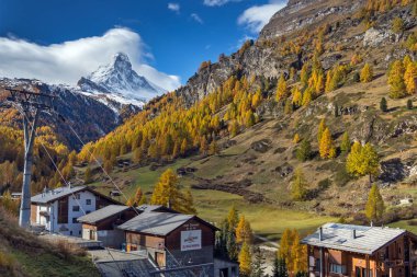 Zermatt, İsviçre - 27 Ekim 2015: Şaşırtıcı sonbahar panorama Zermatt Resort, Alpler, Switzerland