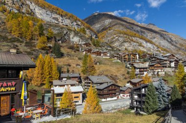 Zermatt, İsviçre - 27 Ekim 2015: Şaşırtıcı sonbahar panorama Zermatt Resort, Alpler, Switzerland