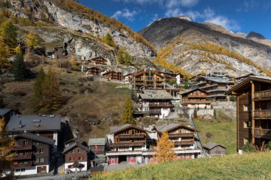 Zermatt, İsviçre - 27 Ekim 2015: Şaşırtıcı sonbahar panorama Zermatt Resort, Alpler, Switzerland