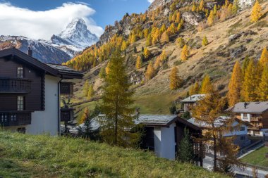 Zermatt, İsviçre - 27 Ekim 2015: Şaşırtıcı sonbahar panorama Zermatt Resort, Alpler, Switzerland