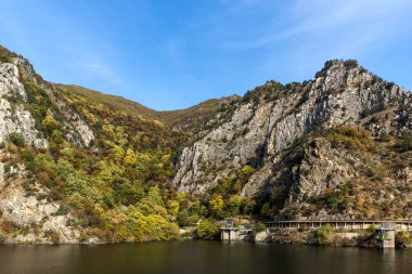 Şaşırtıcı sonbahar ladscape Krichim rezervuar, Rodop Dağları, Plovdiv Bölge, Bulgaristan