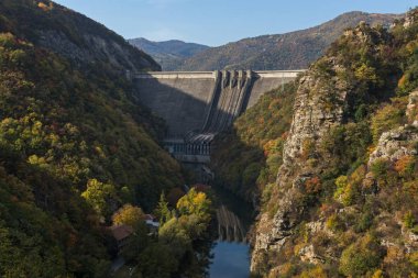 Şaşırtıcı sonbahar ladscape Vacha (Antonivanovtsi) rezervuar, Rodop Dağları, Plovdiv Bölge, Bulgaristan