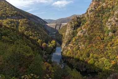 Şaşırtıcı sonbahar ladscape Vacha (Antonivanovtsi) rezervuar, Rodop Dağları, Plovdiv Bölge, Bulgaristan