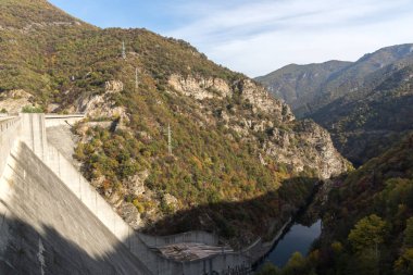 Şaşırtıcı sonbahar ladscape Vacha (Antonivanovtsi) rezervuar, Rodop Dağları, Plovdiv Bölge, Bulgaristan