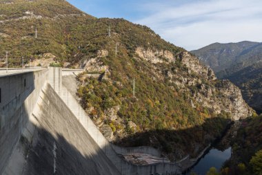 Şaşırtıcı sonbahar ladscape Vacha (Antonivanovtsi) rezervuar, Rodop Dağları, Plovdiv Bölge, Bulgaristan
