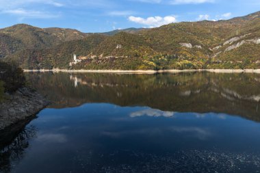 Şaşırtıcı sonbahar ladscape Vacha (Antonivanovtsi) rezervuar, Rodop Dağları, Plovdiv Bölge, Bulgaristan
