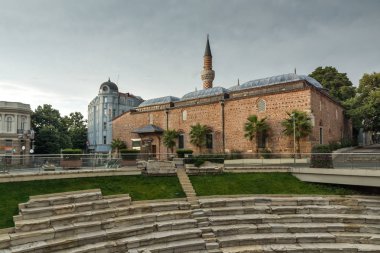 Plovdiv, Bulgaristan - 4 Temmuz 2018: Dzhumaya Camii ve Roma Şehir Plovdiv, Bulgaristan stadyumda günbatımı manzarası inanılmaz